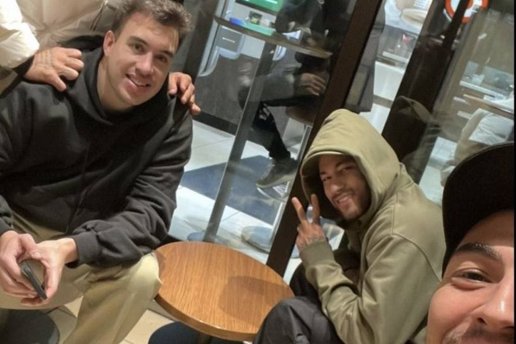 Neymar y sus amigos en un local de comida rápida. Foto: Twitter.