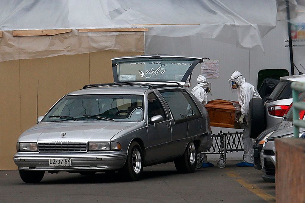 22 de Junio de 2020/SANTIAGO 
Personal de una funeraria , retira el cuerpo de un difunto por Coronavirus, en la morgue del Hospital San Jose , durante la pandemia del Covid-19  que aun siguen los aumentos de contagios y fallecidos en el país.

FOTO:Cristobal Escobar/Agencia UNO