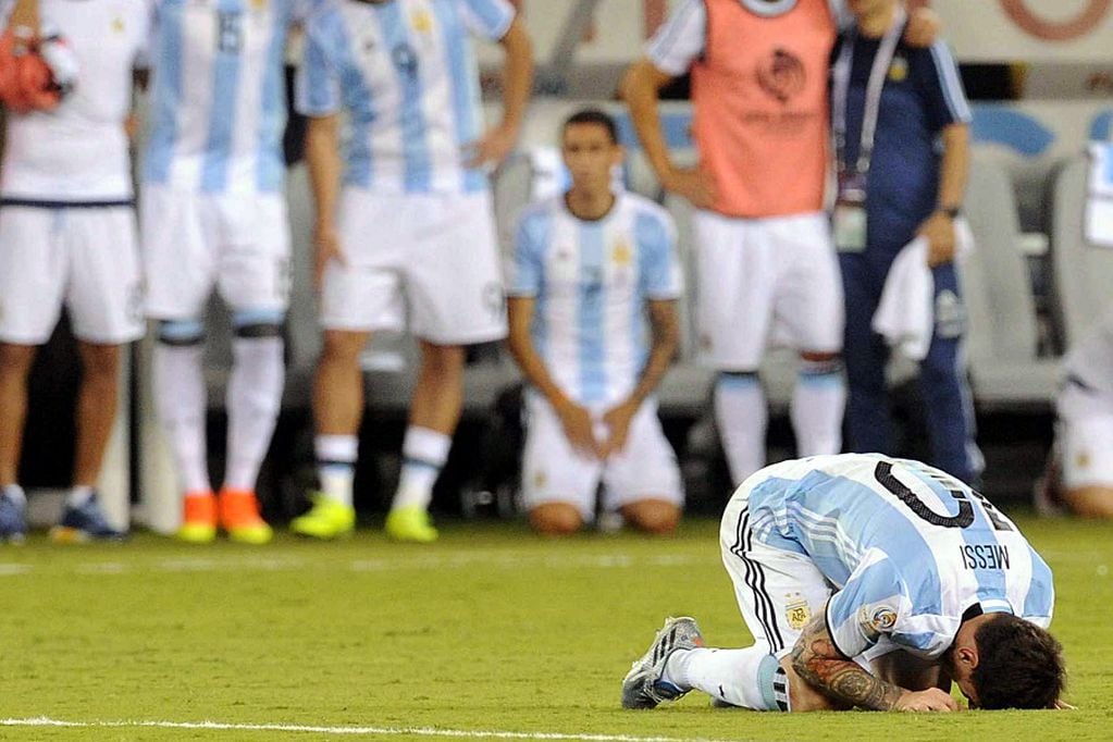 (160626) -- NUEVA JERSEY, junio 26, 2016 (Xinhua) -- El jugador Lionel Messi de Argentina, reacciona al término de la final de la Copa América Centenario ante Chile, celebrada en el Estadio MetLife, en la ciudad de East Rutherford, estado de Nueva Jersey, Estados Unidos de América, el 26 de junio de 2016.
FOTO:AGENCIAUNO/Xinhua/Diego del Carril