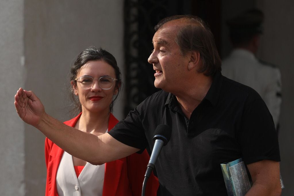 Camila Vallejo presentó en La Moneda al nuevo presidente del directorio de TVN, Francisco Vidal.