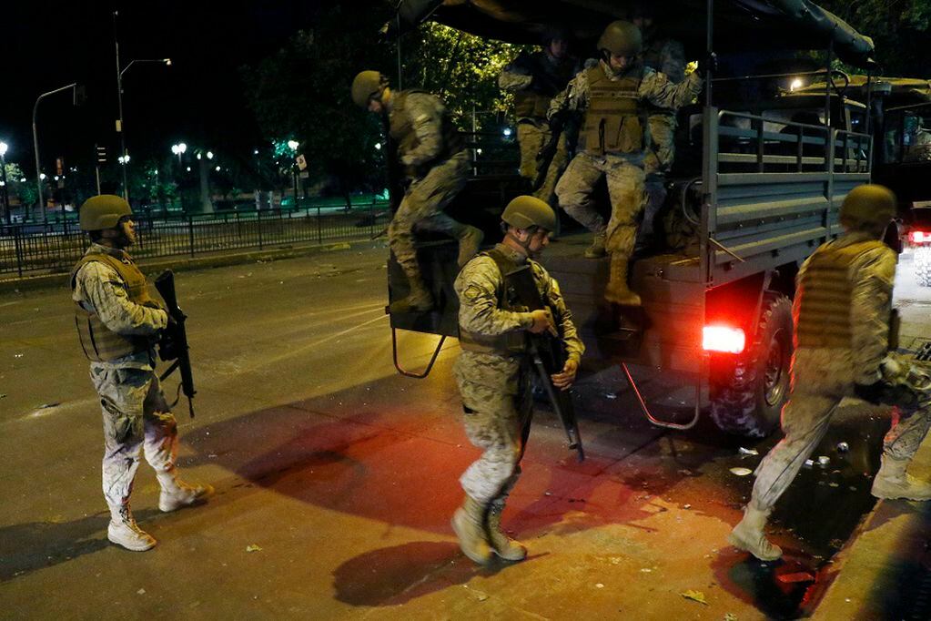 19 de Octubre de 2019/SANTIAGO 
Militares comienzan a patrullar Santiago luego que el presidente decretara Estado de Emergencia 
FOTO:MARIO DAVILA/AGENCIAUNO