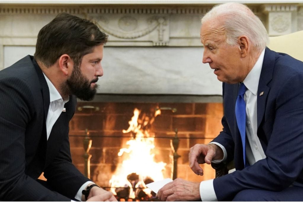 El cómplice intercambio de bromas entre Biden y Boric en la Casa Blanca
