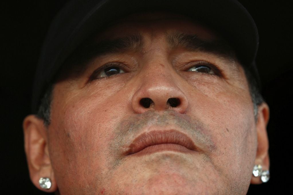 FILE PHOTO: Former Argentina captain and coach Diego Maradona watches the Primera D championship soccer match between Deportivo Riestra and San Miguel in Buenos Aires August 19, 2013. Maradona made his debut as a part-time consultant for Deportivo Riestra, an Argentine fifth-tier team. REUTERS/Marcos Brindicci/File Photo