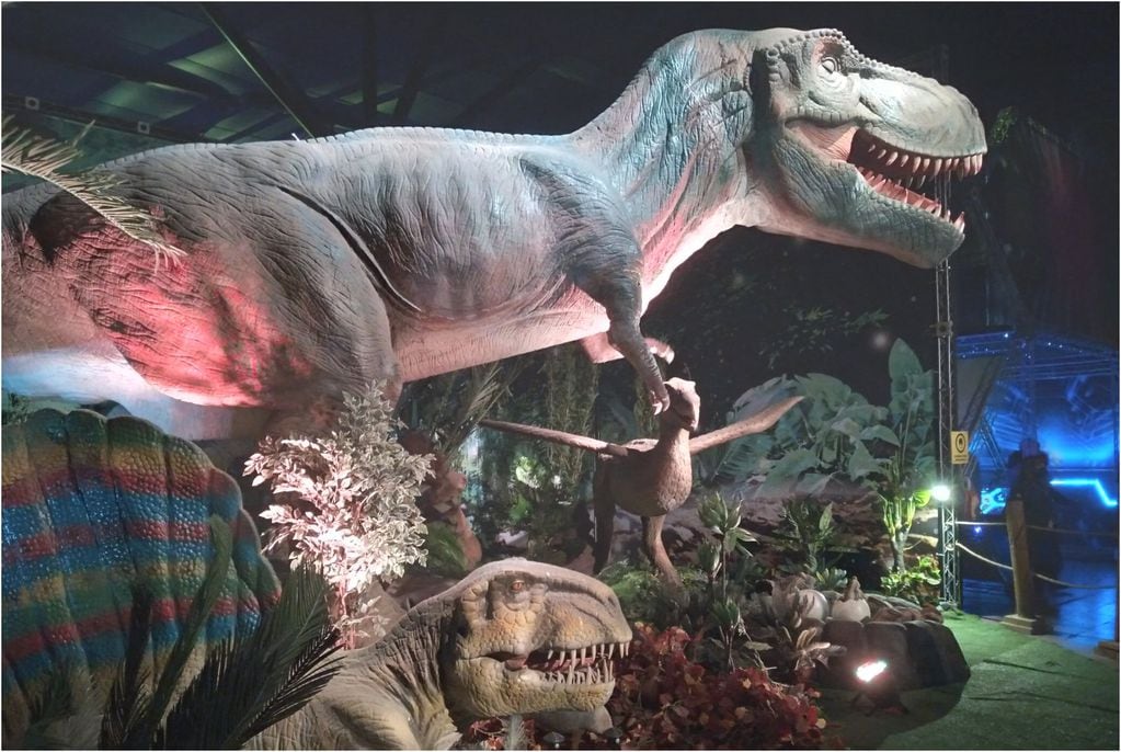 El Tiranosaurio y Dimetrodon, separados por millones de años de evolución, juntos en Estación Mapocho. FOTO: Guido Macari