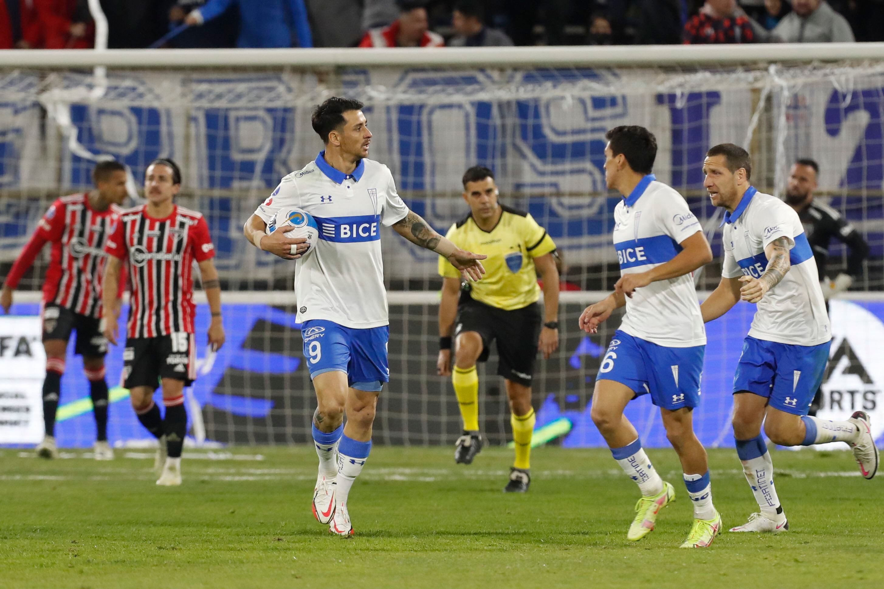 Universidad Católica busca un delantero para cerrar su plantel: el apuntado es chileno y juega en el extranjero