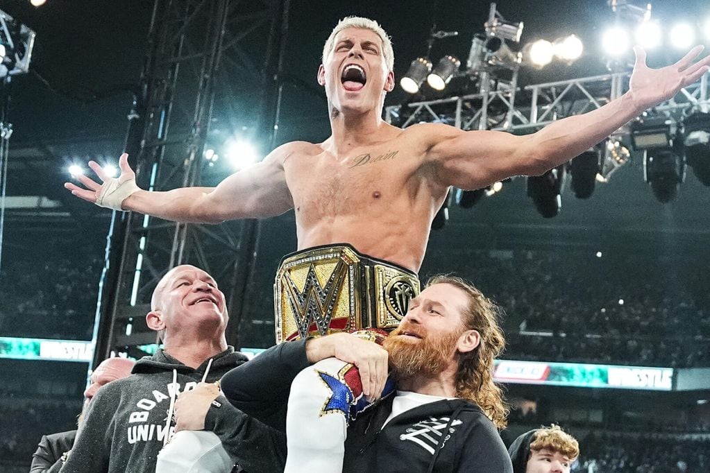 Cody Rhodes es llevado en brazos por Randy Orton y Sami Zayn tras haber ganado el Campeonato Universal en el evento principal de Wrestlemania 40.
