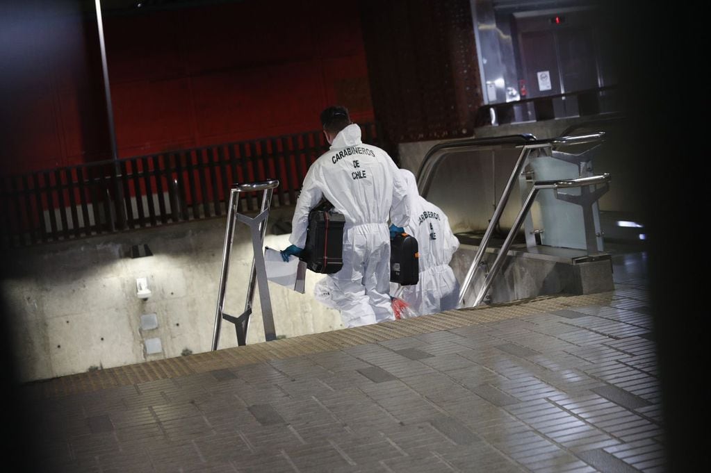 Carabineros investiga los disparos que dejaron dos personas heridas en el Metro de Santiago. (Agencia UNO)
