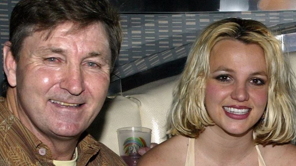 Britney al lado de su padre, quien tuvo una tutela abusiva por casi 14 años.