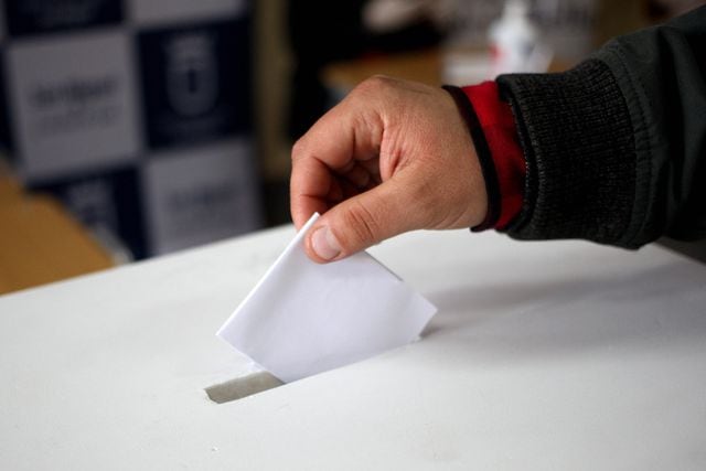 Autoridades visitan centro de votacion para el plebiscito del 25 de octubre en San Miguel.