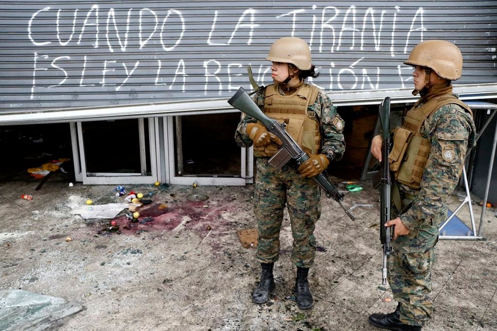 20 de Octubre de 2019/SANTIAGO
Militares resguardan un supermercado Lider ubicado en Alameda con Matucana que fue saqueado durante la noche tras el toque de queda decretado por la autoridad 
FOTO:MARIO DAVILA/AGENCIAUNO