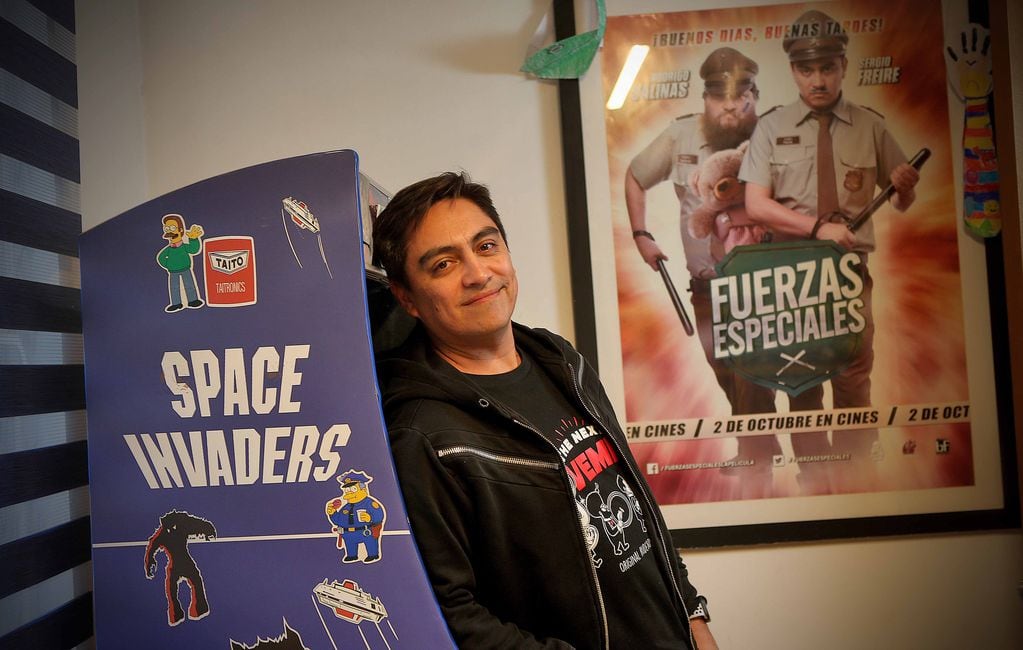 El comediante posa junto al poster de Fuerzas especiales, película que protagonizó con Rodrigo Salinas. 
Foto: Andres Perez


