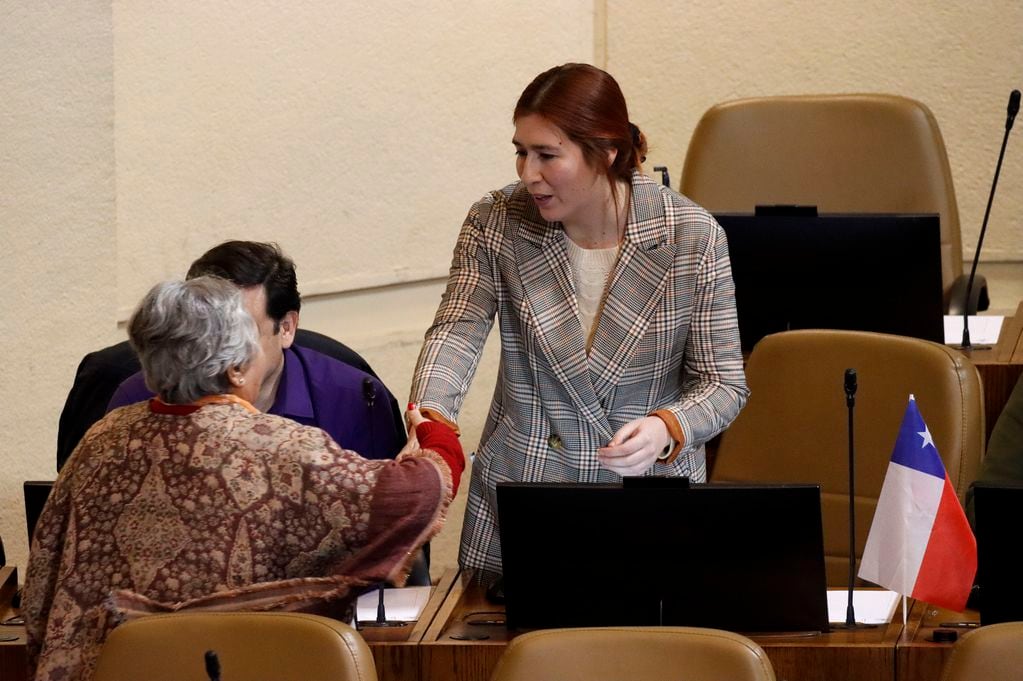 La diputada Pérez vuelve al Congreso abordada por la prensa y con algunas bienvenidas. 

FOTO: DEDVI MISSENE