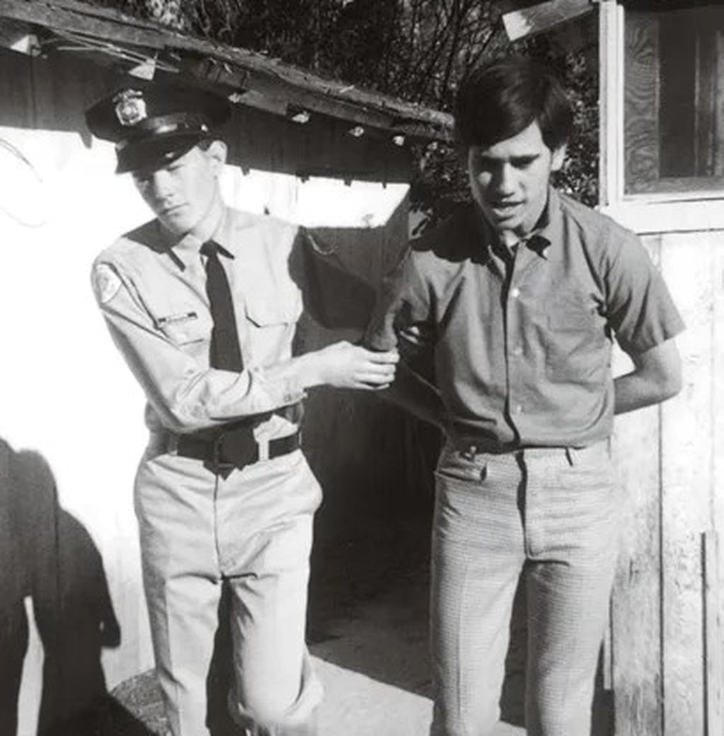 Bryan (a la izquierda), en su etapa de policia deteniendo en broma a su mejor amigo.