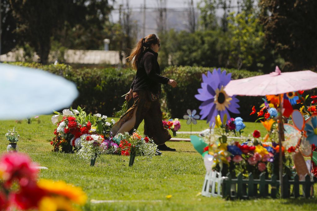 Día de la madre 2024: revisa los horarios de visita de los cementerios para este domingo. Foto referencial Juan Eduardo Lopez/Aton Chile.