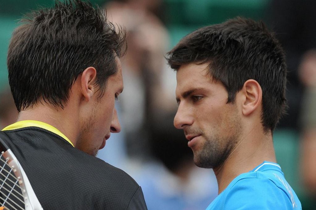 Djokovic junto a Stakhovsky en un partido de tenis oficial.
