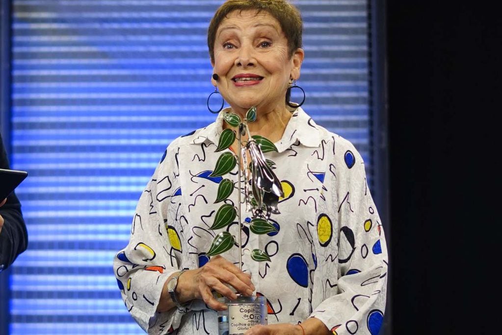 Gloria Benavides, emocionada tras recibir el Copihue de Oro por su trayectoria.
