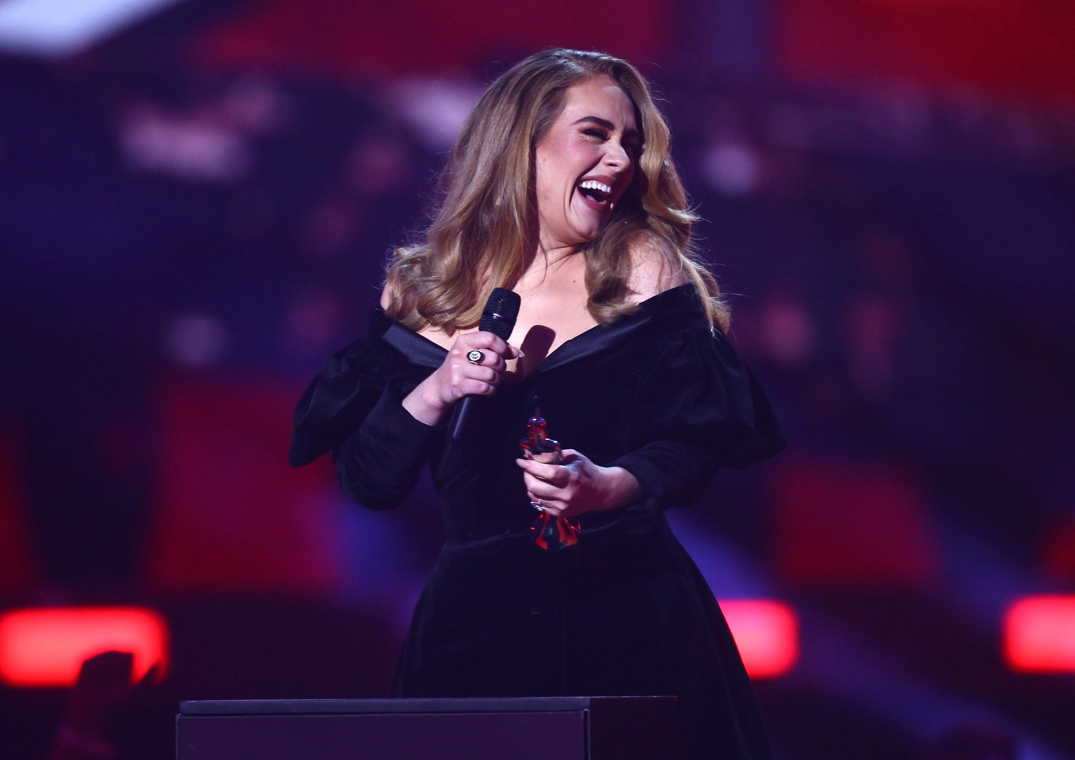Adele sorprende con su apoyo a Shakira y arremete contra Piqué