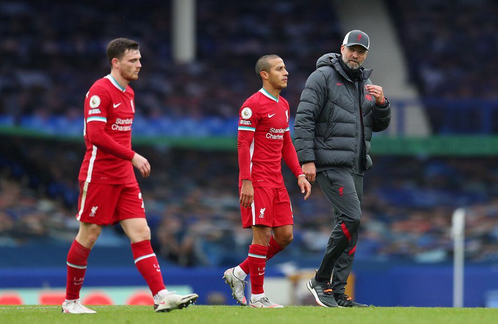 Soccer Football - Premier League - Everton v Liverpool - Goodison Park, Liverpool, Britain - October 17, 2020  Liverpool manager Juergen Klopp, Thiago Alcantara and Andrew Robertson after the match Pool via REUTERS/Catherine Ivill EDITORIAL USE ONLY. No use with unauthorized audio, video, data, fixture lists, club/league logos or 'live' services. Online in-match use limited to 75 images, no video emulation. No use in betting, games or single club /league/player publications.  Please contact your account representative for further details.