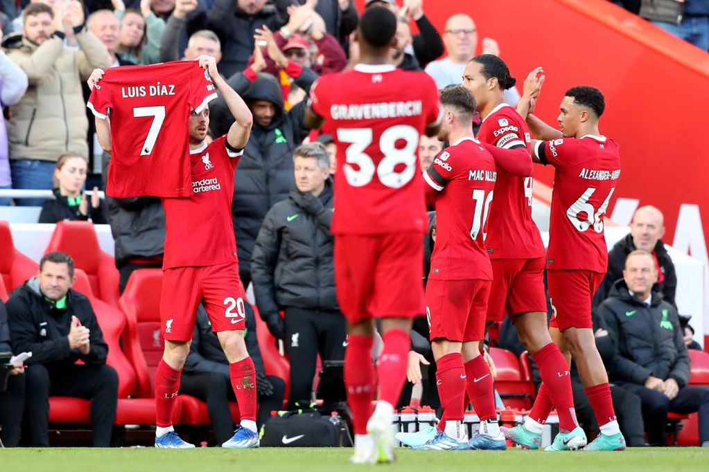 Compañeros del Liverpool le dieron su apoyo en la victoria de este domingo sobre el Nottingham Forest.