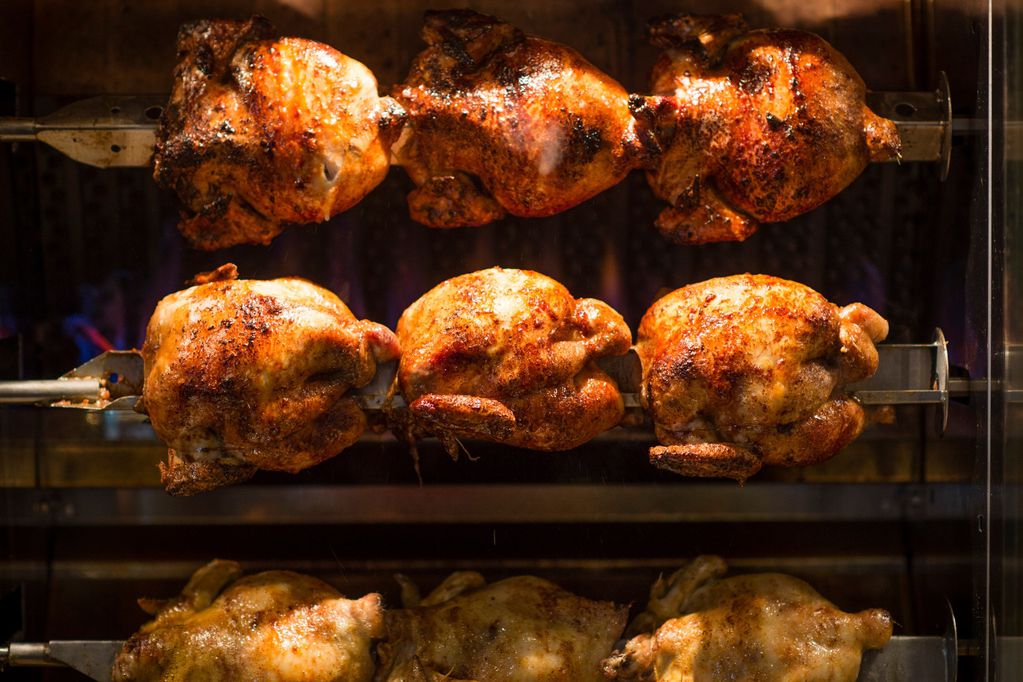 Supermercado sumergía pollos en cloro para quitarles el mal olor: estos son los riesgos de intoxicarse y lo que se debe hacer. Foto: referencial.