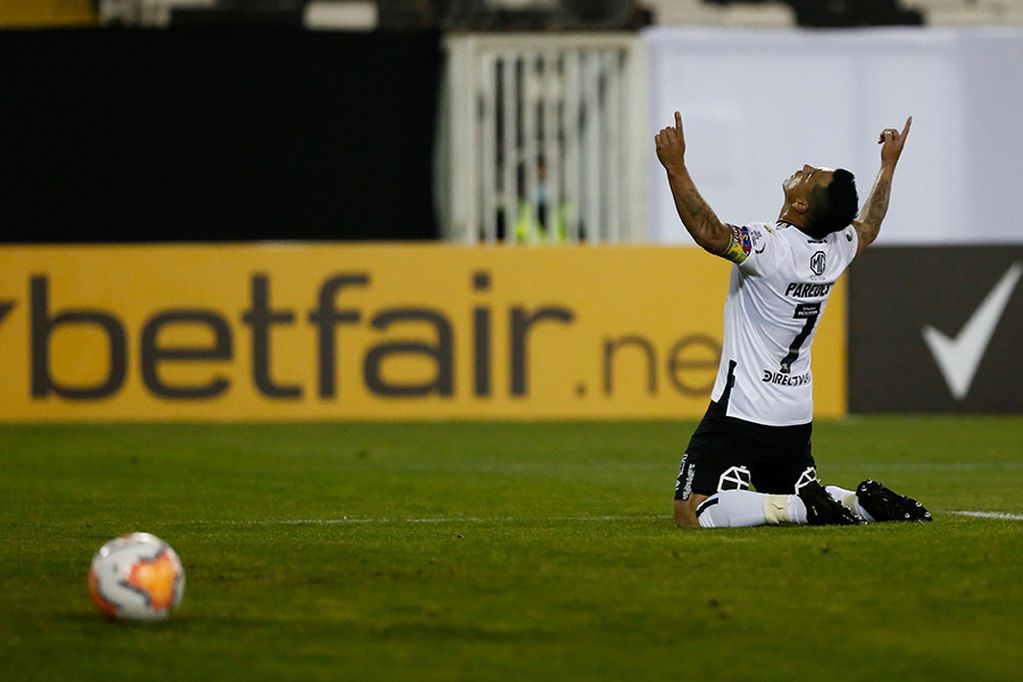 Chile's Colo Colo forward Esteban Paredes celebrates afte scoring a penalty against Uruguay's Penarol during their closed-door Copa Libertadores group phase football match at the Monumental stadium in Santiago, on September 15, 2020, amid the COVID-19 novel coronavirus pandemic. (Photo by Marcelo HERNANDEZ / POOL / AFP)