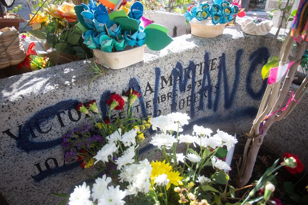 Así apareció la tumba de Víctor Jara y Joan Turner. (Foto: Agencia UNO)