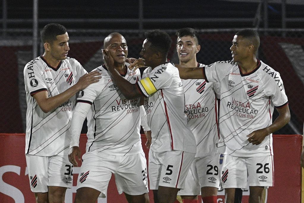 Brazil's Athletico Paranaense forward Walter (2nd L) celebrates with teammates after scoring against Bolivia's Jorge Wilstermann, during their closed-door Copa Libertadores group phase football match at the Felix Capriles stadium in Cochabamba, Bolivia, on September 15, 2020, amid the COVID-19 novel coronavirus pandemic. (Photo by AIZAR RALDES / AFP)
