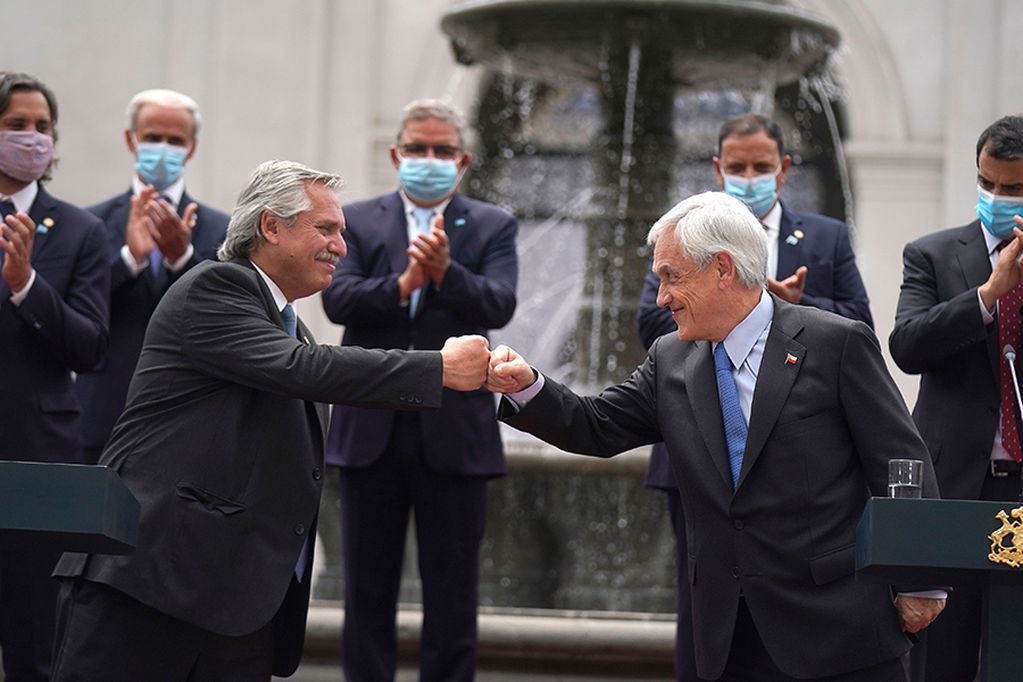 Handout picture released by Chilean Presidency showing Argentinian President Alberto Fernandez (L) and Chilean President Sebastian Pinera (R) greeting during an official state visit at La Moneda Presidential Palace in Santiago, on January 26, 2021. (Photo by Handout / Chilean Presidency / AFP) / RESTRICTED TO EDITORIAL USE - MANDATORY CREDIT "AFP PHOTO / CHILEAN PRESIDENCY / MARCELO SEGURA" - NO MARKETING NO ADVERTISING CAMPAIGNS - DISTRIBUTED AS A SERVICE TO CLIENTS