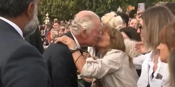Señora besando a Carlos