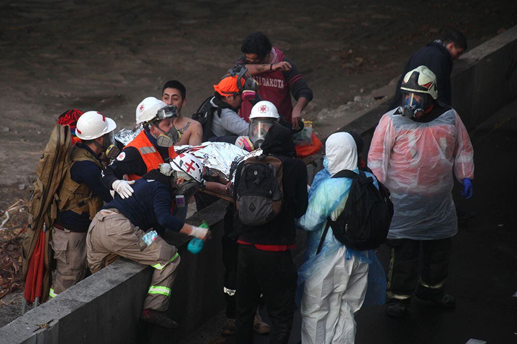 02 DE OCTUBRE DE 2020/SANTIAGO

Paramedicos acuden en ayuda del manifestante que cae al Río Mapocho durante la protesta por el Apruebo en los alrededores de Plaza Italia, Santiago.

FOTO: AILEN DÍAZ/AGENCIAUNO