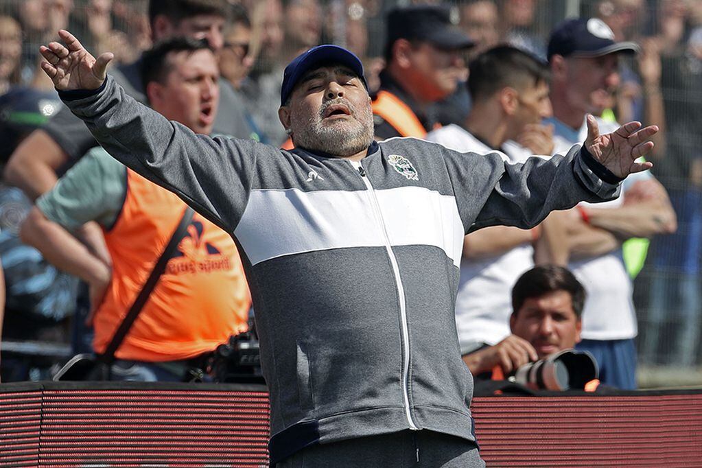 Argentine former football star and new team coach of Gimnasia y Esgrima La Plata Diego Armando Maradona  gestures during their Argentina First Division Superliga football match against Racing Club, at El Bosque stadium, in La Plata city, Buenos Aires province, Argentina, on September 15, 2019. / AFP / ALEJANDRO PAGNI

