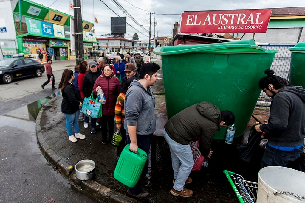 12 de Julio de 2019/OSORNO
Personas llegan a un punto donde se esta entregando agua en Osorno debido al corte de suministro que afecta desde ayer a la ciudad debido a la contaminación por vertimiento de combustible en Essal
FOTO:FERNANDO LAVOZ/AGENCIAU...