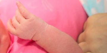 Ministro de Salud visita a la primera bebé nacida el 2019