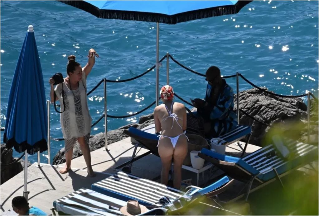 Paparazzeo viral a Jennifer López: casi queda a potope luego de que su bikini le jugara una mala pasada