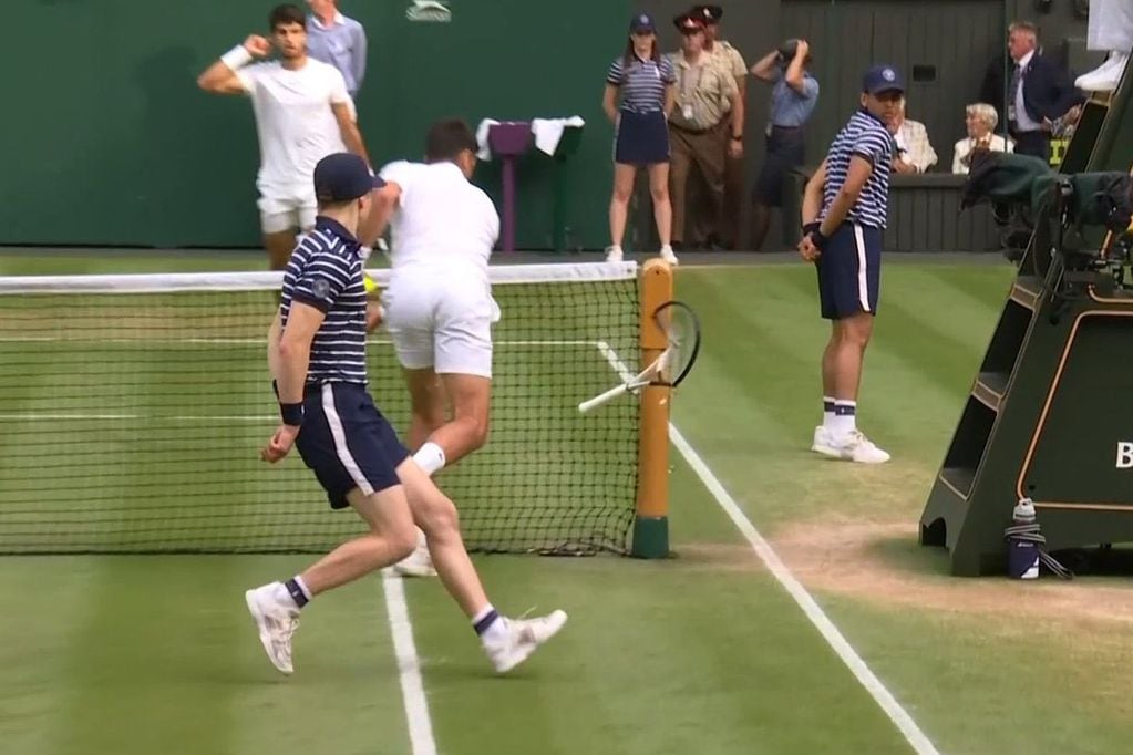 Novak Djokovic recibió una millonaria multa tras su gesto antideportivo en Wimbledon. Foto: Captura de video.