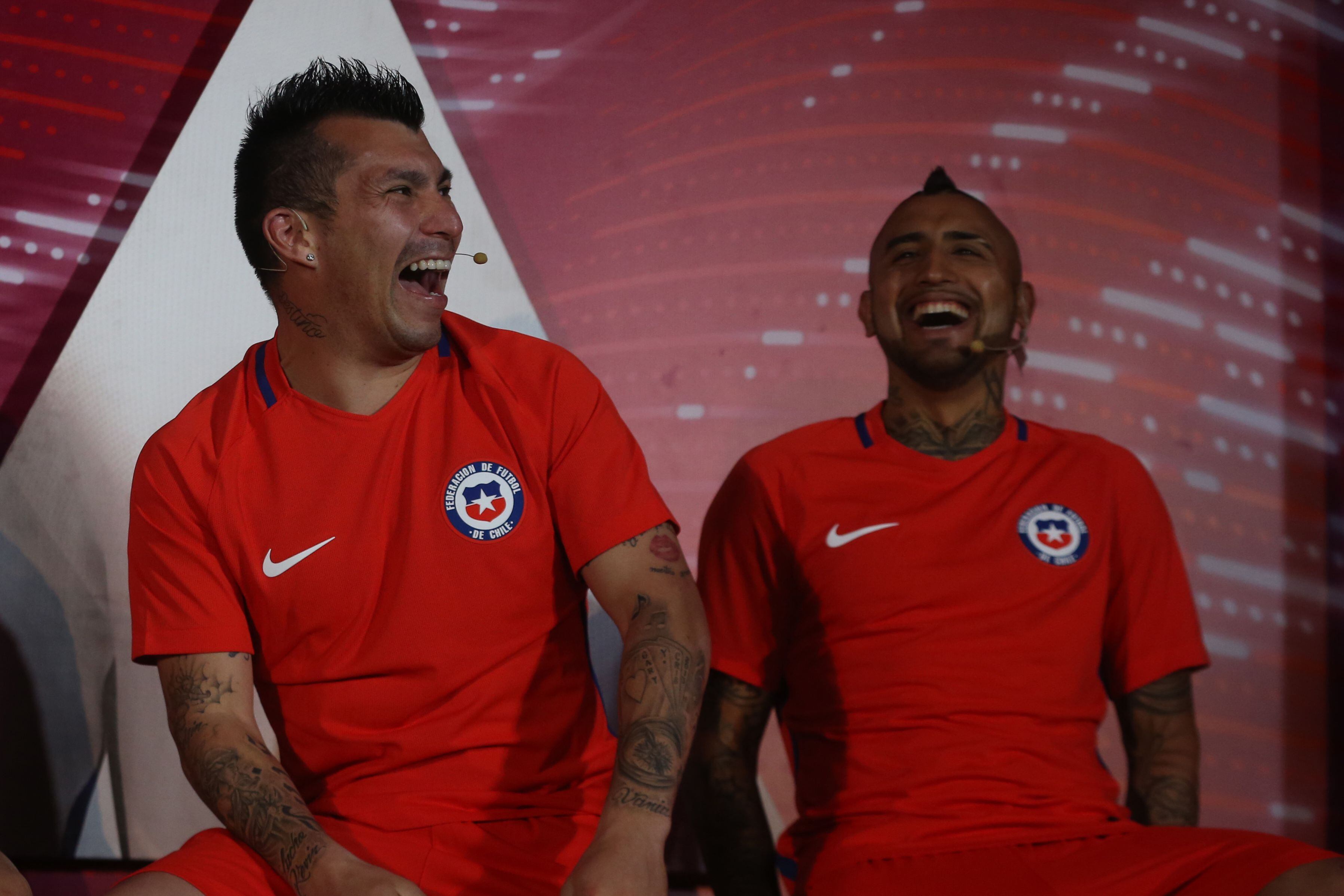 Vidal y Medel hablan de exitosa campaña  junto a la Cruz Roja