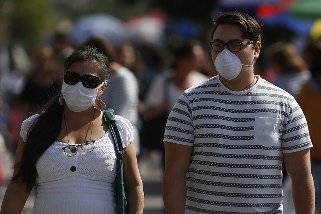 05 de Marzo de 2020/TALCA
Dos personas caminan por las afuera del hospital regional de Talca, portando unas mascarillas en su rostro para prevenir el contagio del Coronavirus.
FOTO: CRISTOBAL ESCOBAR/AGENCIAUNO