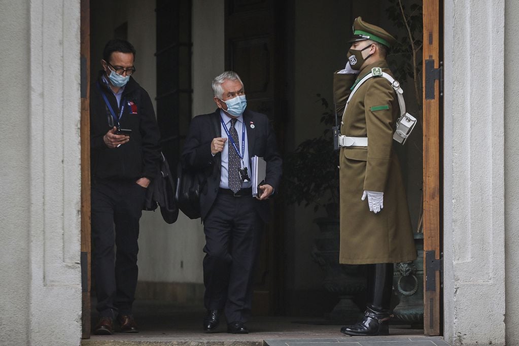 28 de agosto del 2020/SANTIAGO
El ministro de Salud, Enrique Paris, se retira del Palacio de La Moneda, tras finalizar el balance de covid.
FOTO: SEBASTIAN BELTRAN GAETE/AGENCIAUNO