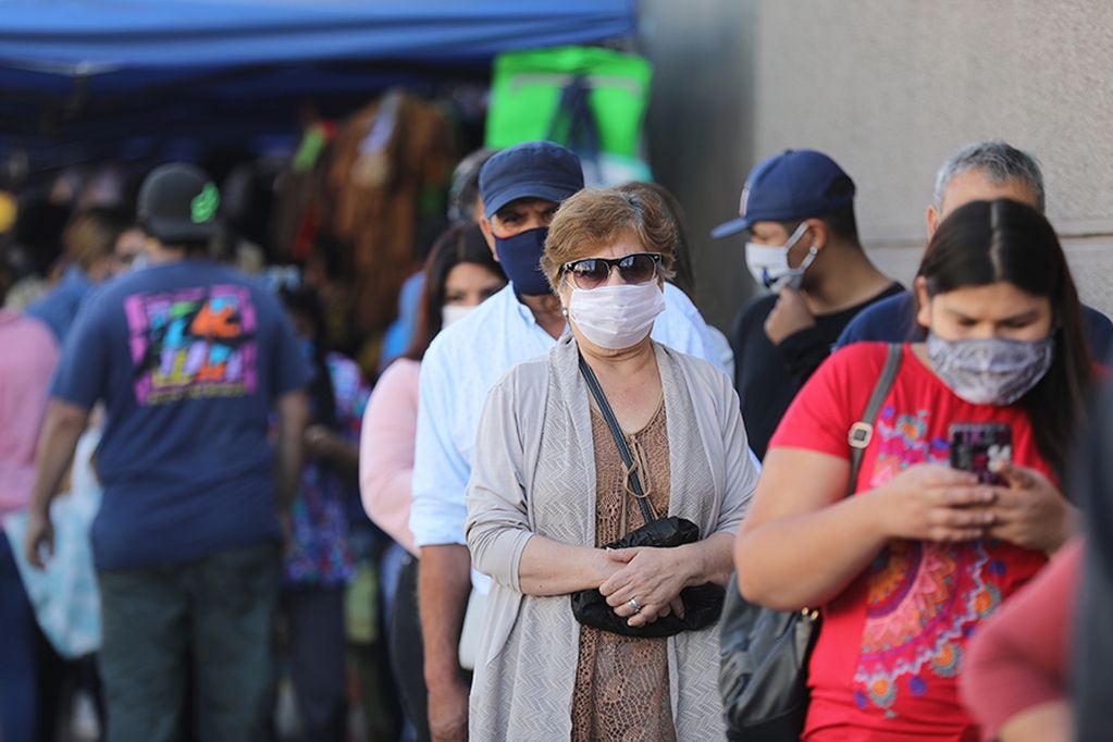 02 DE MAYO DE 2020
Personas realizan  filas para ingresar a los principales supermercados del centro  Copiapó en el fin de semana lago en plena pandemia COVID-19.
FOTO: KARL CHINGA GRAWE