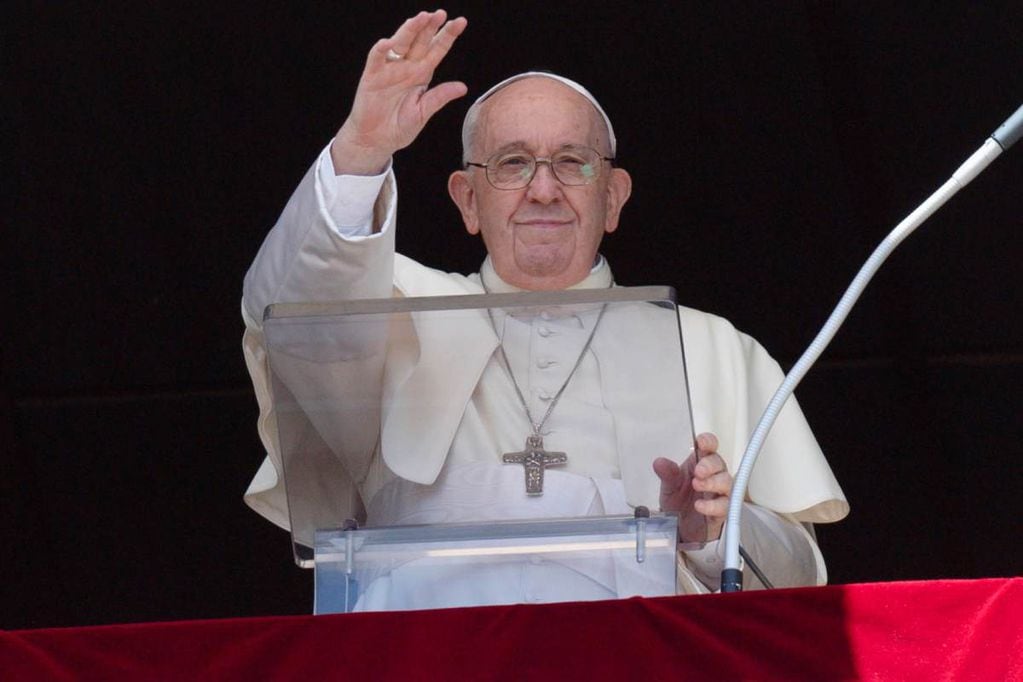 El Papa Francisco recalcó que la Iglesia Católica “está abierta a todos, también a los homosexuales”, y que luego “cada uno elige a Dios por su propio camino”.