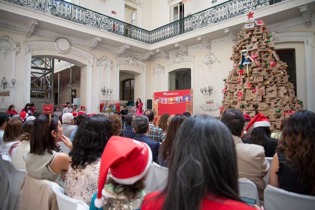 La tradicional Campaña de Navidad de Correos de Chile le encanta al Viejito Pascuero. Foto: Carolina Oggero -  Agencia Uno