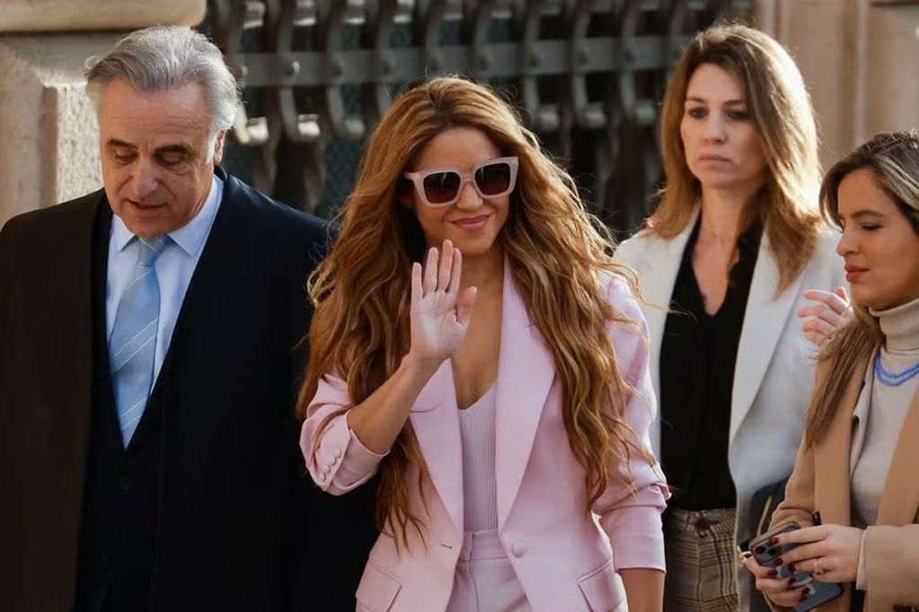 Shakira y su abogado Pau Molins al llegar a la corte en Barcelona, España. 20 de noviembre 2023. REUTERS/Albert Gea