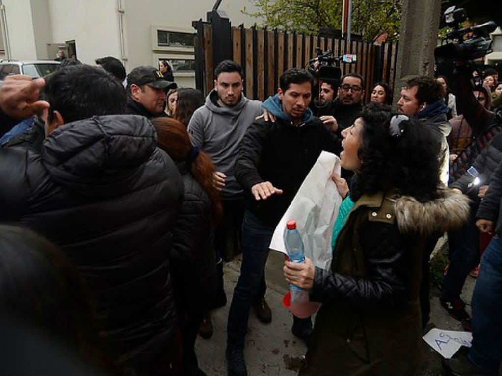 Familiares de Nibaldo Villegas exigen justicia durante la salida de los detenidos desde cuartel PDI