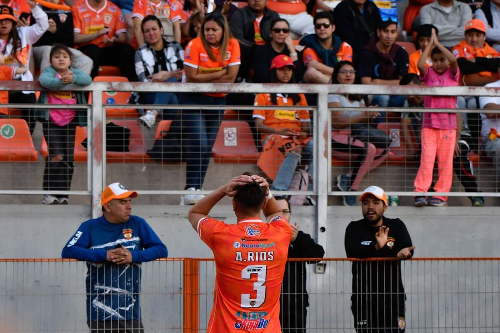 Axl Ríos tras ser expulsado en el partido de vuelta de la Final Liguilla entre Cobreloa vs Deportes Copiapó en 2022. Foto: Camilo Alfaro / Agencia Uno.