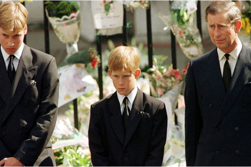 William, Harry y Carlos III en el funeral de Diana