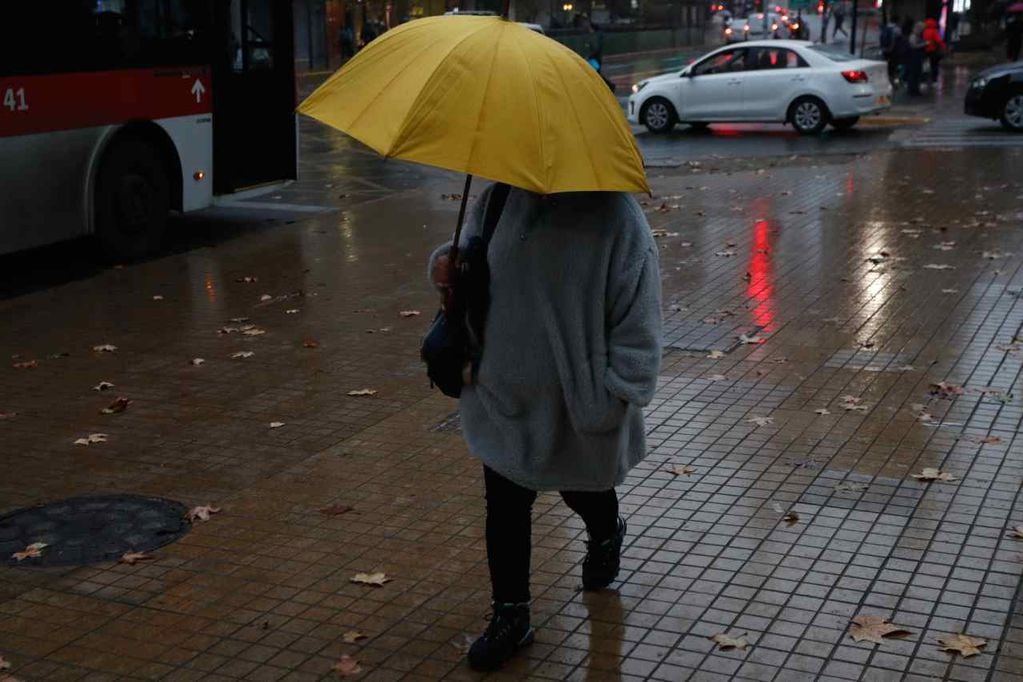 La lluvia ya llegó a Santiago. /Foto: AgenciaUno.