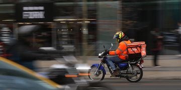 La municipalidad de Las Condes fiscaliza a motoristas repartidores por el aumento de robos con este método