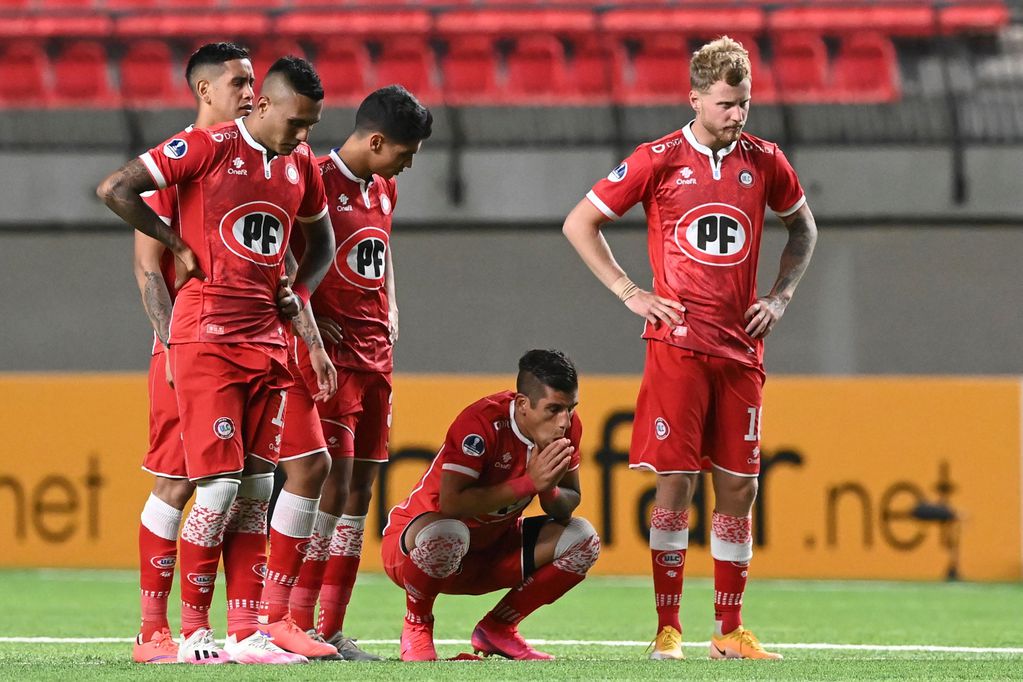 Chile's Union La Calera players gesture during the penalty shootout of the closed-door Copa Sudamericana round before the quarterfinals football match against Colombia's Atletico Junior at the Nicolas Chahuan Municipal Stadium in La Calera, Chile, on December 3, 2020. (Photo by MARTIN BERNETTI / AFP)