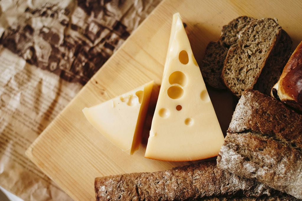 Podrías estar comiendo queso que no es queso: cómo diferenciar entre un producto real y uno sucedáneo