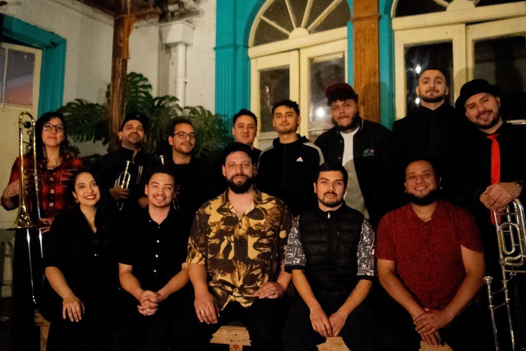 El Chibano, orquesta de salsa social chilena, presentó su EP, "Tríptico Blades, a 50 años del Golpe". Foto: Gabriela Maturana.